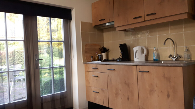 eigen keukenblok met koelkast, 2 pits gasstel en afzuigkap